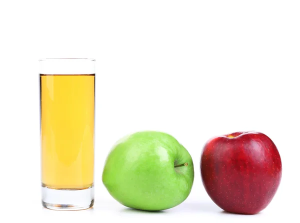 緑と赤リンゴ、白で隔離されるジュース — ストック写真
