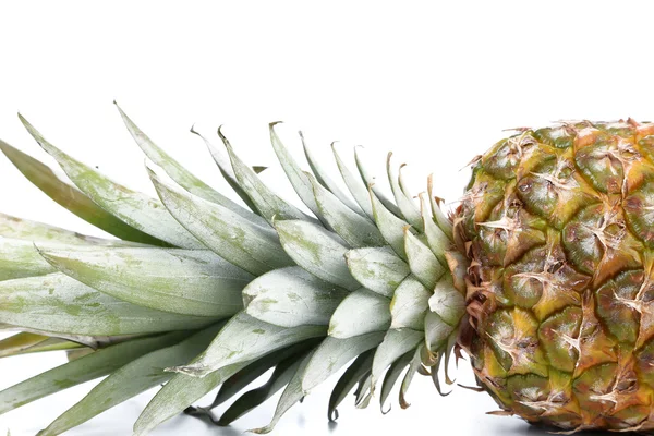 Verse ananas geïsoleerd op een witte achtergrond — Stockfoto