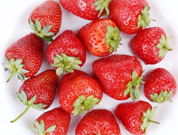 Fresas frescas rojas maduras aisladas en blanco — Foto de Stock