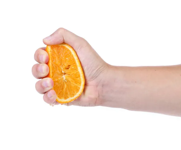 Hand krama mogen saftig apelsin. vit bakgrund. — Stockfoto