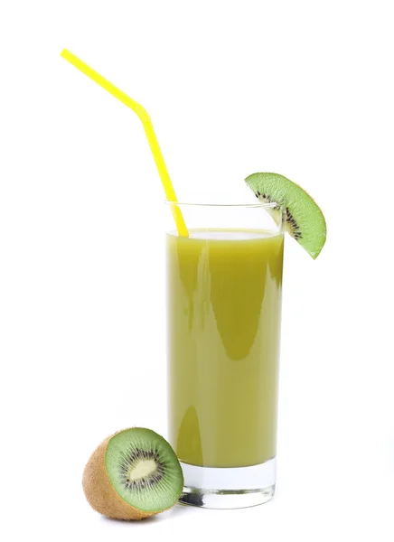 Natürlicher Kiwi-Saft im Glas. ein weißer Hintergrund. — Stockfoto