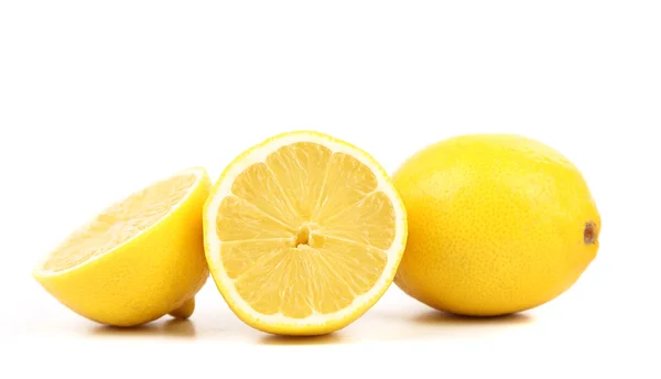 Limões maduros. Isolado sobre um fundo branco — Fotografia de Stock
