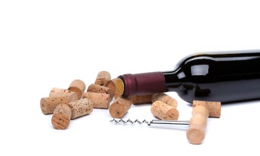 bir şişe şarap, mantarlar ve tirbuşon.