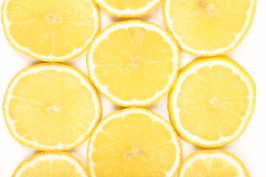 Beyaz bir arka plan üzerinde izole limon dilimleri