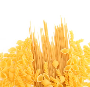 değişik şekillerde sarı İtalyan makarna