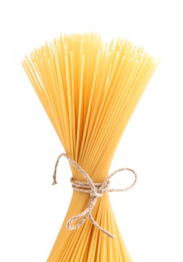 Beyaz arka planda bir demet spagetti izole edilmiş.