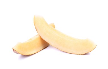 Beyaz bir arka plan üzerinde iki kavun dilimleri yakın çekim