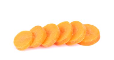 beyaz zemin üzerine çiğ havuç dilimleri