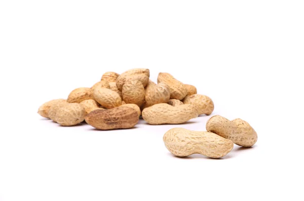 Due arachidi in primo piano sullo sfondo di arachidi — Foto Stock