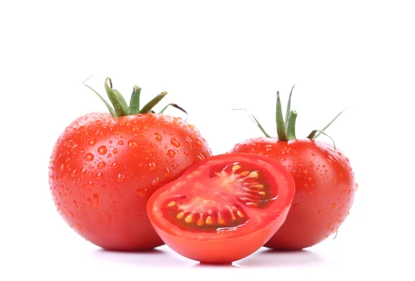 Dois tomates vermelhos maduros e fatias isoladas — Fotografia de Stock
