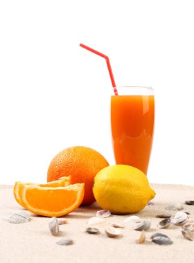 suyu, portakal, limon kabukları kum üzerinde.
