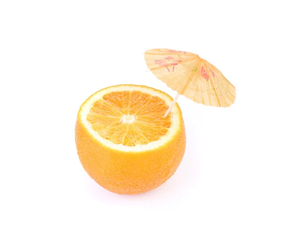 Cortar naranja bajo paraguas . —  Fotos de Stock