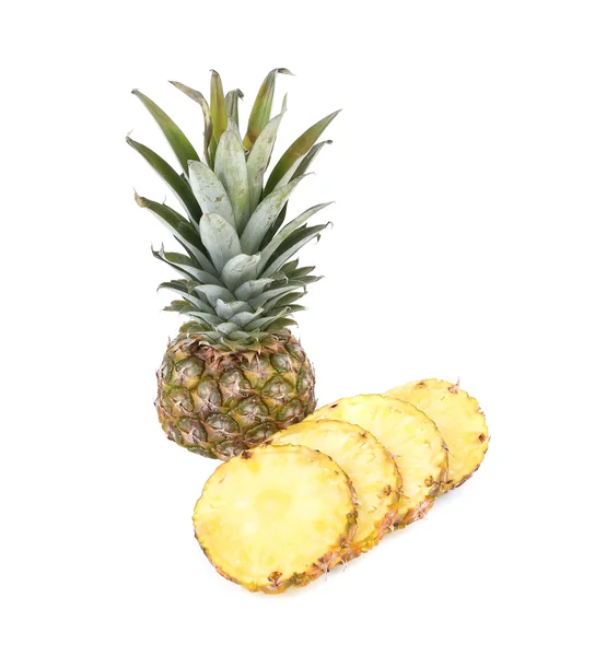 Ananas met segmenten op een witte achtergrond. — Stockfoto
