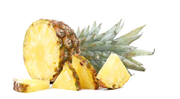 Piña con rodajas sobre fondo blanco . — Foto de Stock