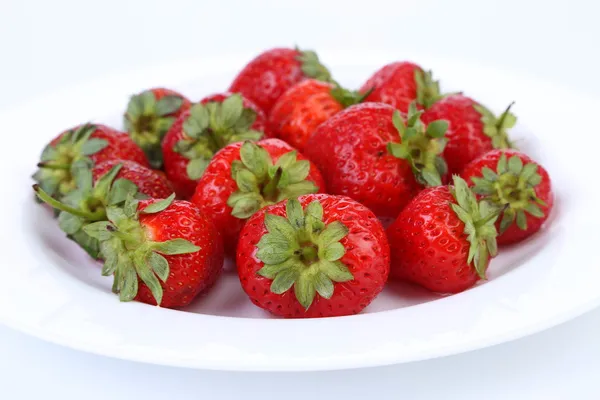 Fresas frescas rojas maduras en el plato . —  Fotos de Stock