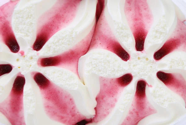 Звезда в форме белого мороженого и красный сироп . — стоковое фото