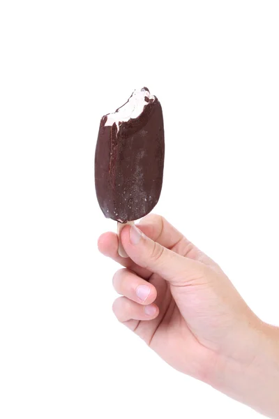 Mano sostiene helado de vainilla de chocolate mordido . — Foto de Stock