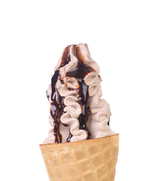 チョコレートのトッピングとアイスクリーム。クローズ アップ. — ストック写真