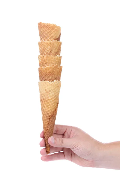 Ruka drží podíl oplatka pohár na zmrzlinu. — Stock fotografie