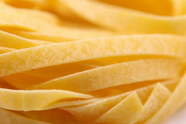Tagliatelle paglia e fieno tipycal italiensk pasta. — Stockfoto