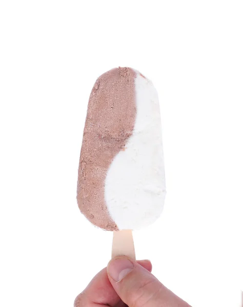 Ruka drží vanilková a čokoládová zmrzlina. — Stock fotografie