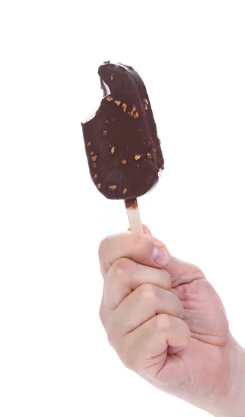 Mordido de chocolate revestido de sorvete no pau . — Fotografia de Stock