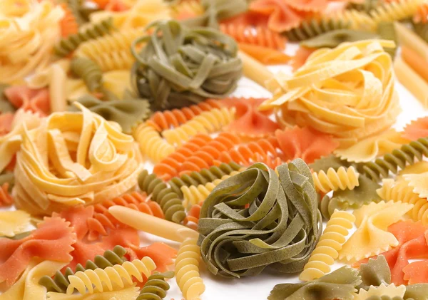 Verschillende pasta in drie kleuren. — Stockfoto