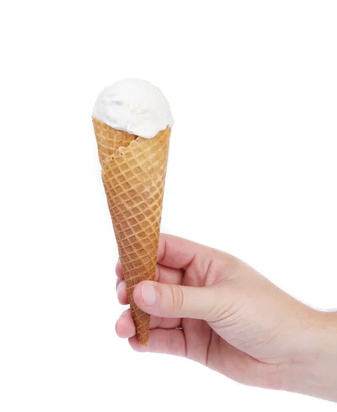 Mão segura cone de sorvete de baunilha . — Fotografia de Stock