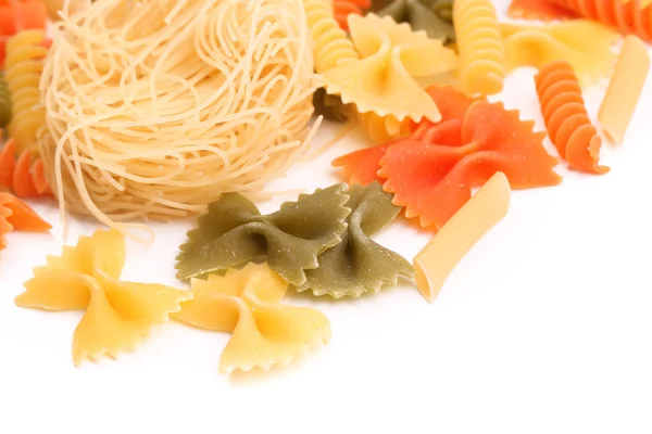 Verschillende pasta in drie kleuren. — Stockfoto