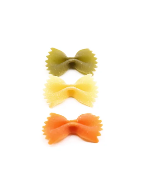 Farfalle pasta, geïsoleerd, drie kleuren. — Stockfoto