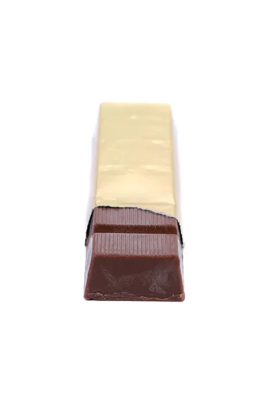 Barra de chocolate en lámina de oro . — Foto de Stock