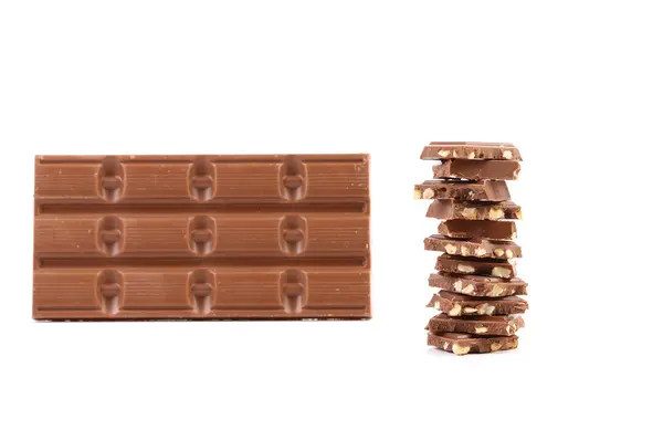 Smakelijke hap van melkchocolade met noten. — Stockfoto