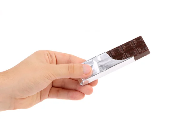 Main tient barre de chocolat en papier d'aluminium . — Photo