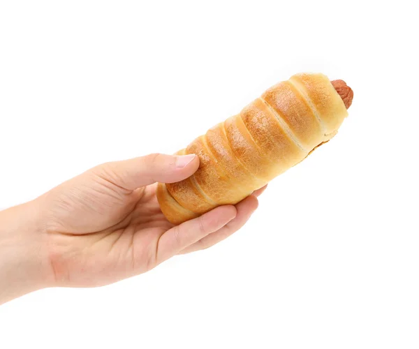 Hand houdt hotdog, gebakken. — Stockfoto