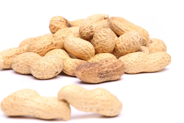 Due arachidi in primo piano sullo sfondo di arachidi — Foto Stock