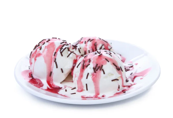 Weißes Eis und roter Sirup. — Stockfoto