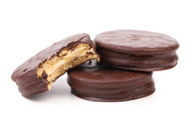 Bisküvi sandviçle ısırıldı: çikolata.