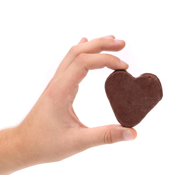 手はチョコレートのハートの形を保持します。 — ストック写真