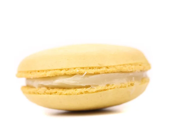 Gâteaux au macaron jaune. Isolé . — Photo