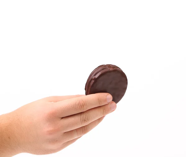 只手拿着饼干夹心巧克力. — 图库照片
