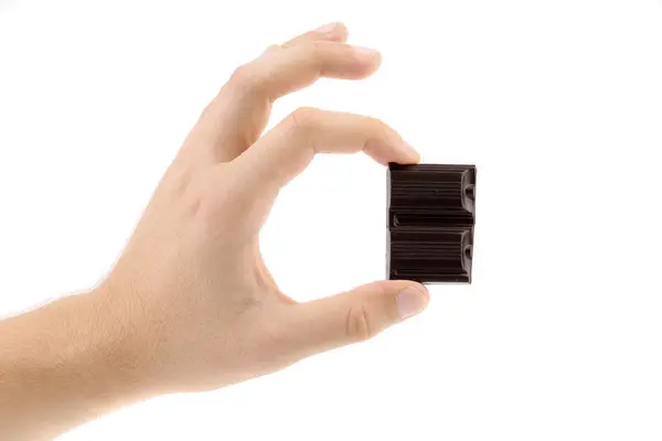 Рука держит плитку шоколада . — стоковое фото
