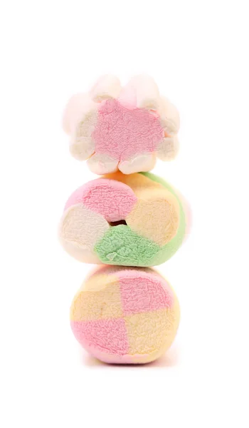 Stack av olika färgglada marshmallow. närbild. — Stockfoto