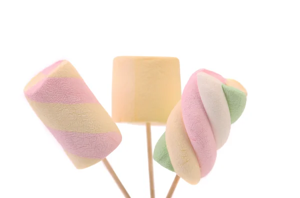 Drei verschiedene Marshmallow auf einem Stock. — Stockfoto