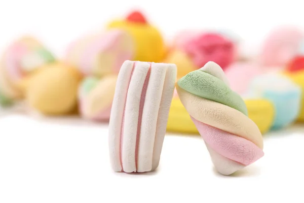 Twee kleurrijke marshmallow op achtergrond van andere. — Stockfoto
