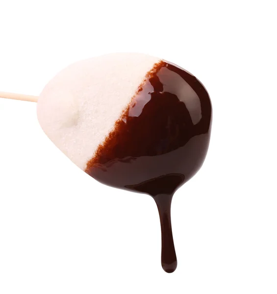 Marshmallow in chocolade syrop. geïsoleerd. — Stockfoto