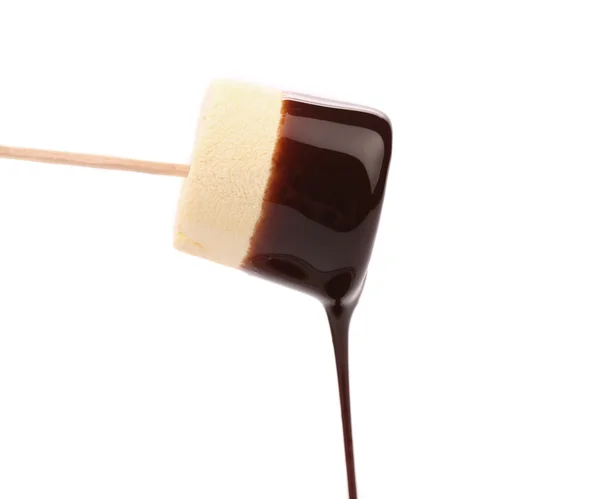 Marshmallow in chocolade syrop. geïsoleerd. — Stockfoto