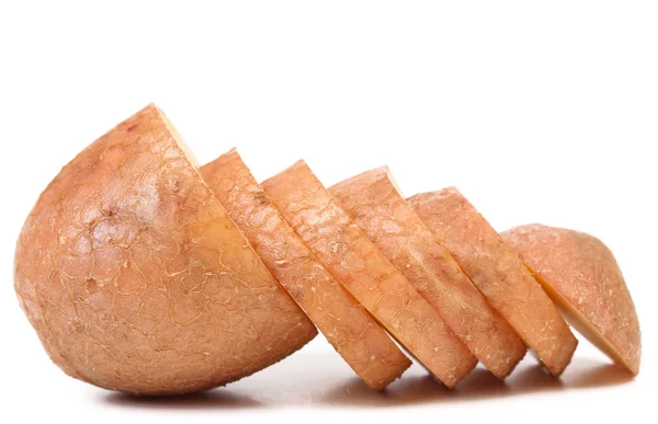 Картофель разрезанный изолирован на белом фоне — стоковое фото