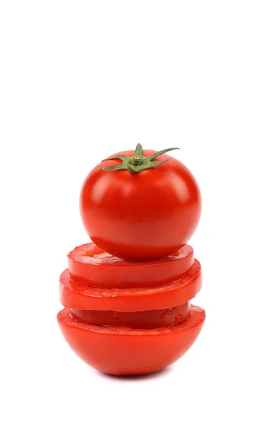 Tomate está localizado na pilha de fatias . — Fotografia de Stock
