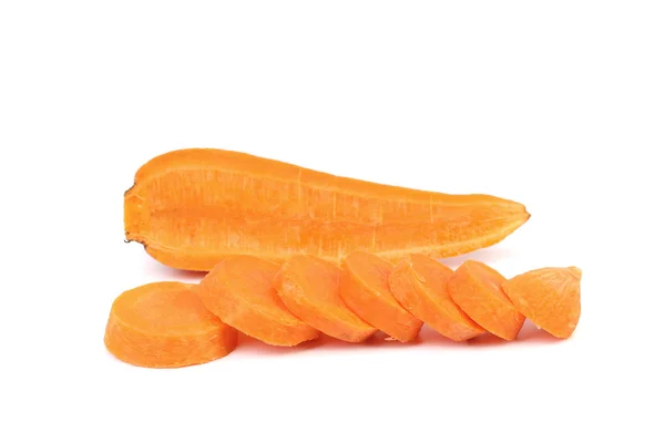Querschnitt und Scheiben frischer Karotten. — Stockfoto