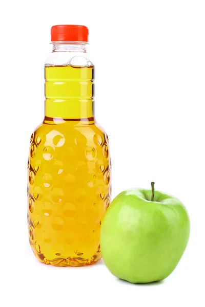 Вкусный яблочный сок в пластиковой бутылке — стоковое фото